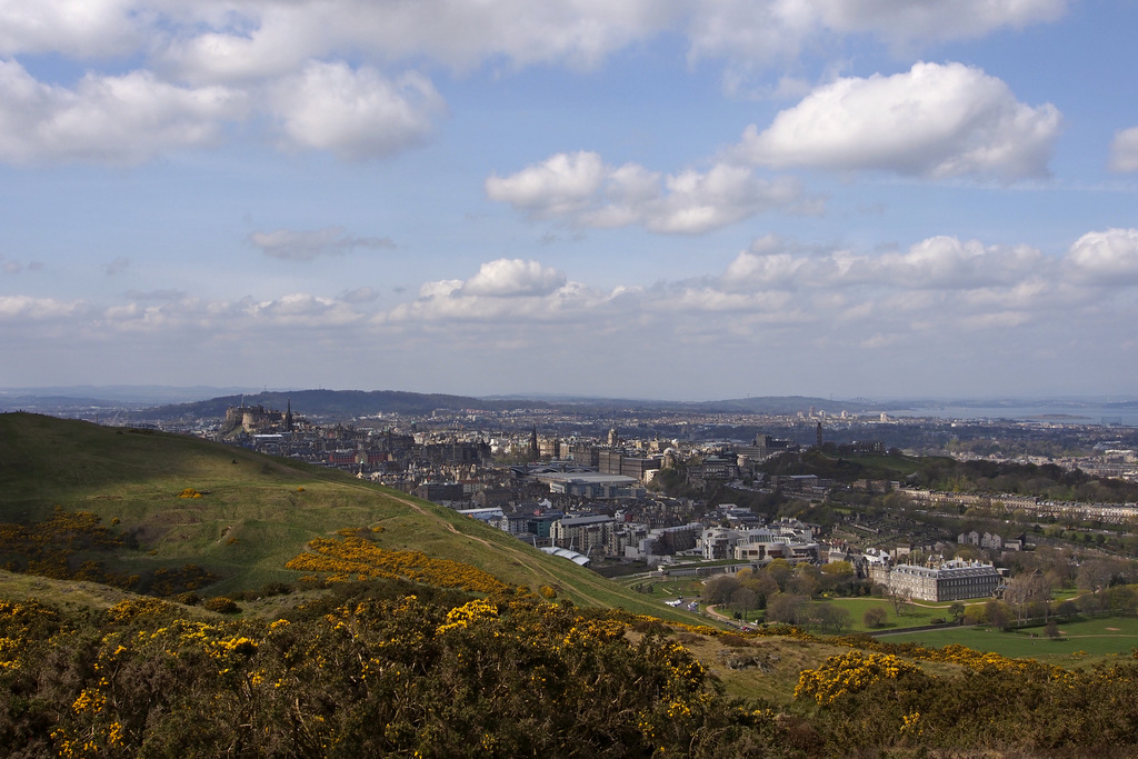 Edinburgh_0037.jpg - Edinburgh from Holyrood Park. On our way down to Holyrood Palace below.