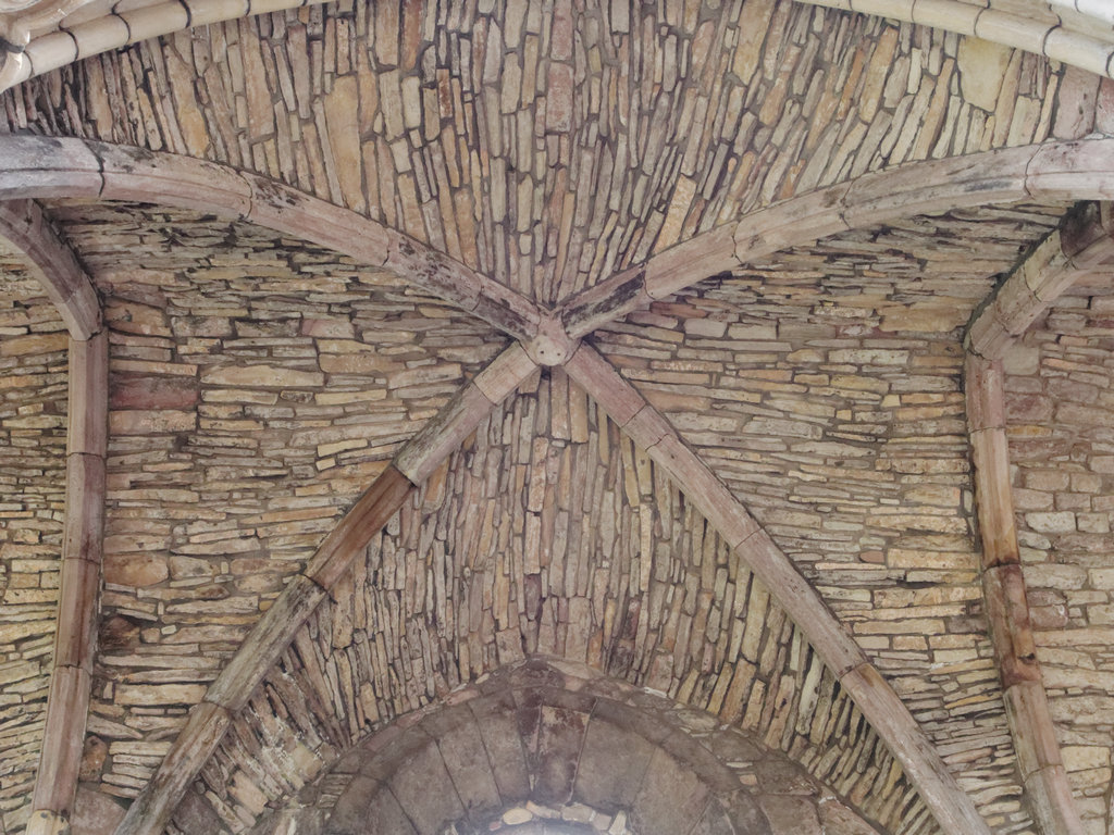 Holyrood_0110_DxO.jpg - Look at how they pieced together the vaulted ceiling in Holyrood Abbey with rocks. Very clever.