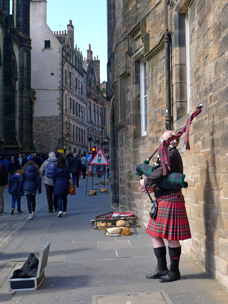 piper_R0075.JPG - Mandatory busking piper shot.