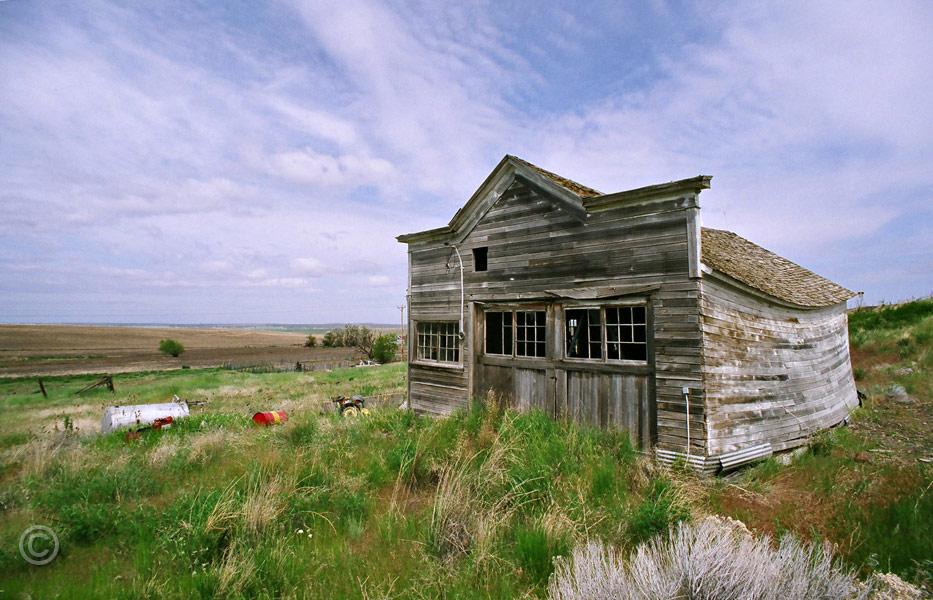 L-018a.jpg - garage outside Condon