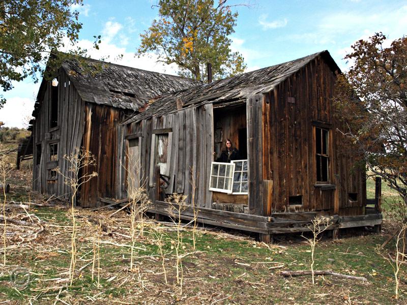 U-homestead1042a.jpg - The original cabin built in 1872 by John Blair. My wife is standing in the "new wing" which we suspect was added at a later date.